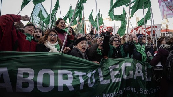 Marcelitaojeda's tweet photo. Para quienes no la conozcan es Nelly Minyersky, tiene 89 años. Es una feminista histórica. Abogada de profesión y parte de quienes redactaron el (los!!) Proyecto de ley.
La hermosa foto es de Julieta Ferrario para Infobae. https://t.co/dgCDBo5mXE