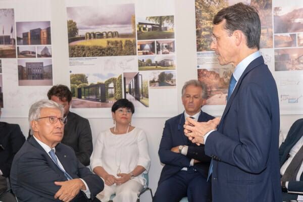 mandelli_andrea's tweet photo. Oggi a inaugurazione nuova sede @Confprofessioni a Milano. È stata l’occasione per ribadire che @forza_italia è al fianco dei professionisti e porterà avanti in Parlamento gli impegni presi in compagna elettorale con un comparto fondamentale per la ripresa dell'Italia #innovaMi https://t.co/l0JDic5Rdq