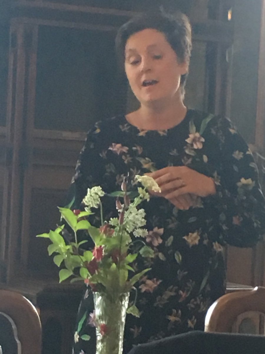 Chefen sjunger engagerat från verksamhetens repertoar. Bra Linda!