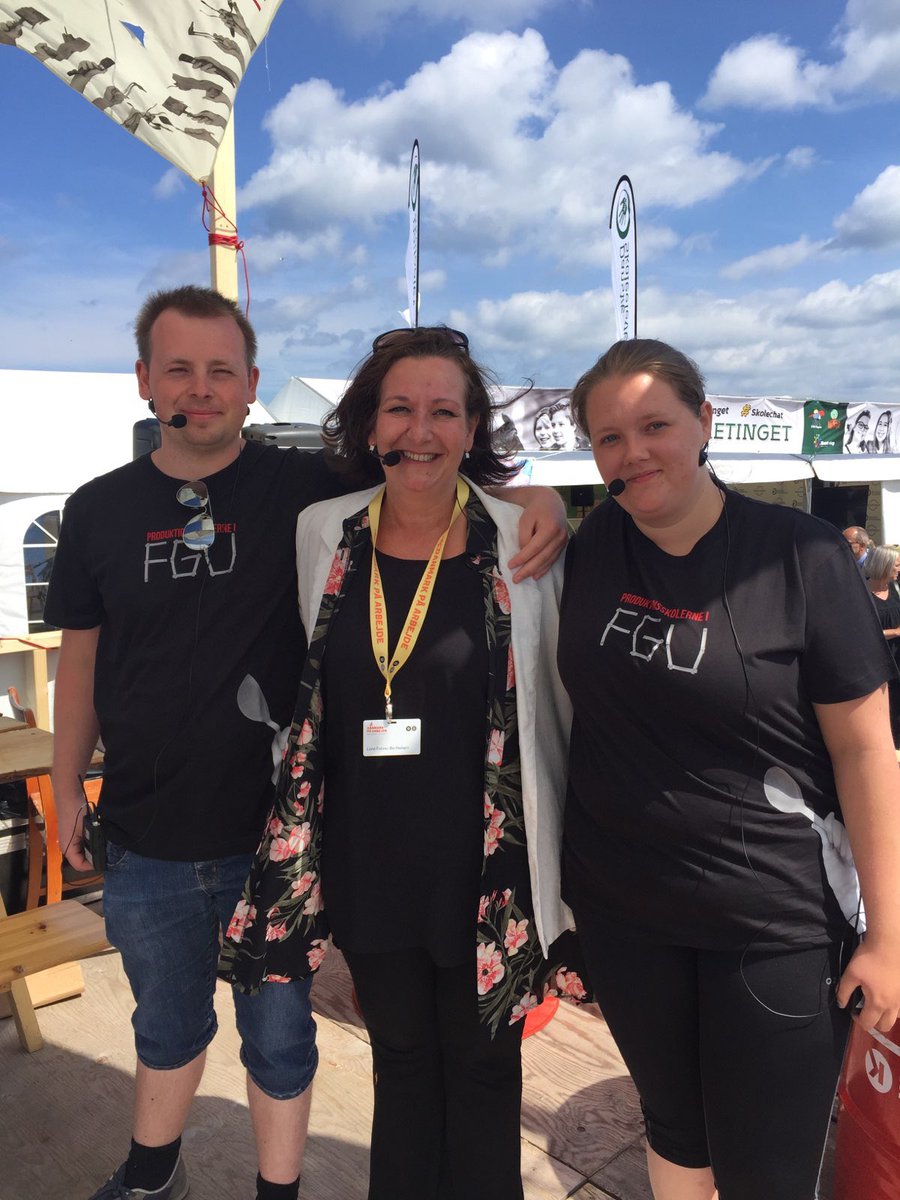 lonefolmer's tweet photo. Mikkel, Isabella og jeg efter vores samtale på scenen hos Produktionsskolerne om vejen til uddannelse og job via et produktionsskoleforløb. “Vi er ikke tabere - vi er fightere!”👍🏻#uddpol #fgu #fightere https://t.co/joKYRPPmHB