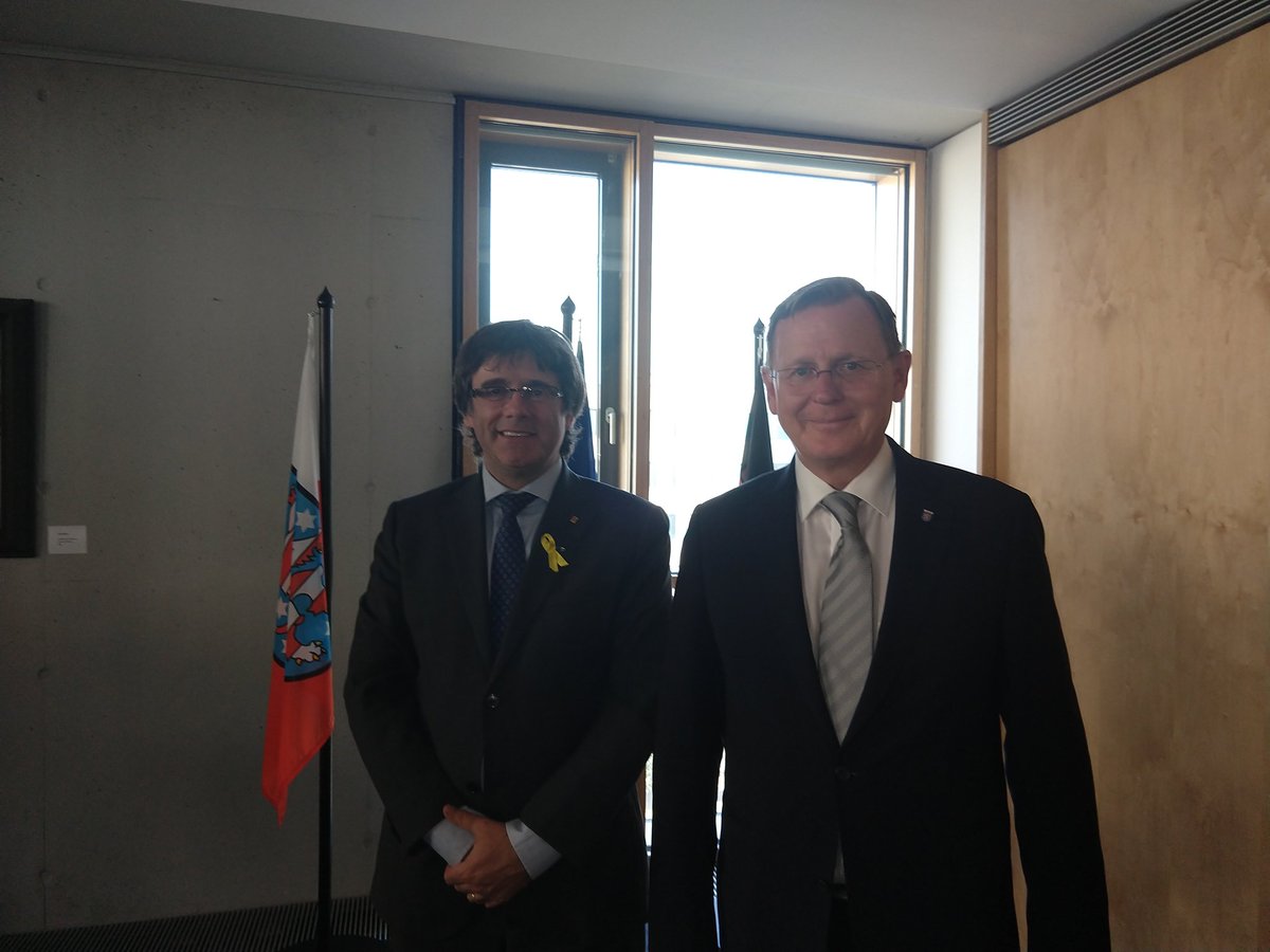 bodoramelow's tweet photo. Sehr gern habe ich heute @KRLS Carles Puigdemont zum Gespräch empfangen. Wir waren einig, dass es darum geht einen Dialog zu initiieren zwischen der spanischen Zentralregierung und der Region Katalonien über die  Zukunft Spaniens. Am Ende müssen die Menschen entscheiden können. https://t.co/onfJmKdXyh