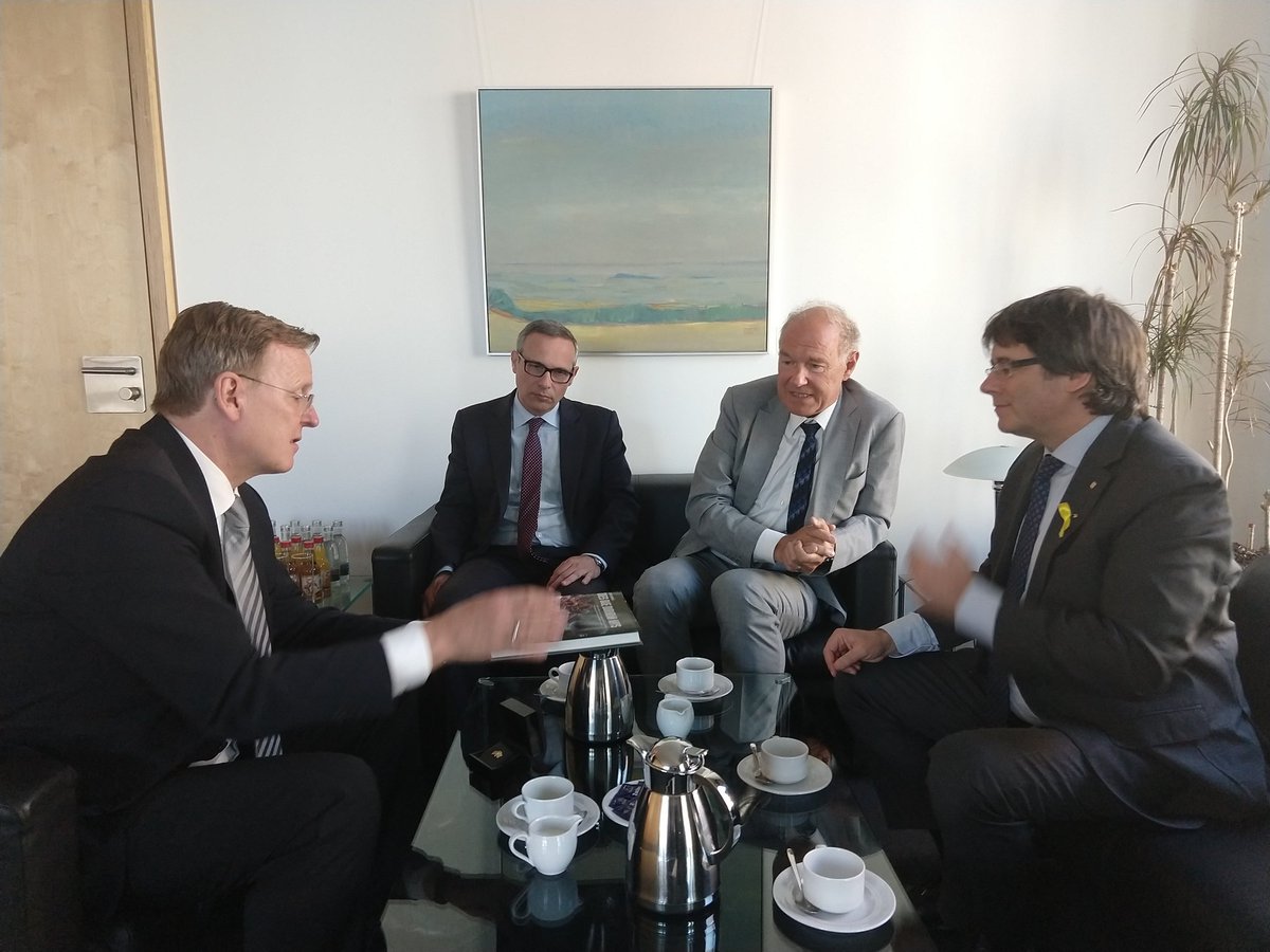 bodoramelow's tweet photo. Sehr gern habe ich heute @KRLS Carles Puigdemont zum Gespräch empfangen. Wir waren einig, dass es darum geht einen Dialog zu initiieren zwischen der spanischen Zentralregierung und der Region Katalonien über die  Zukunft Spaniens. Am Ende müssen die Menschen entscheiden können. https://t.co/onfJmKdXyh