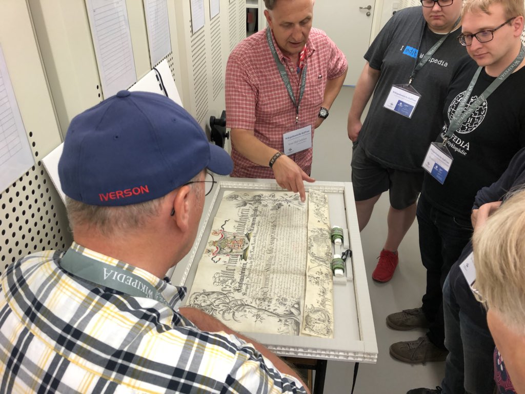 WikimediaDE's tweet photo. Führung durch das Archiv vom #spsgmuseum für #Wikipedia. Nichts ist schöner als das Original, aber die digitale Verfügbarkeit ist auch eine gute Möglichkeit um Kulturgut für alle zugänglich zu machen. #openGLAM in #Potsdam. https://t.co/AAmQkwCfZ2