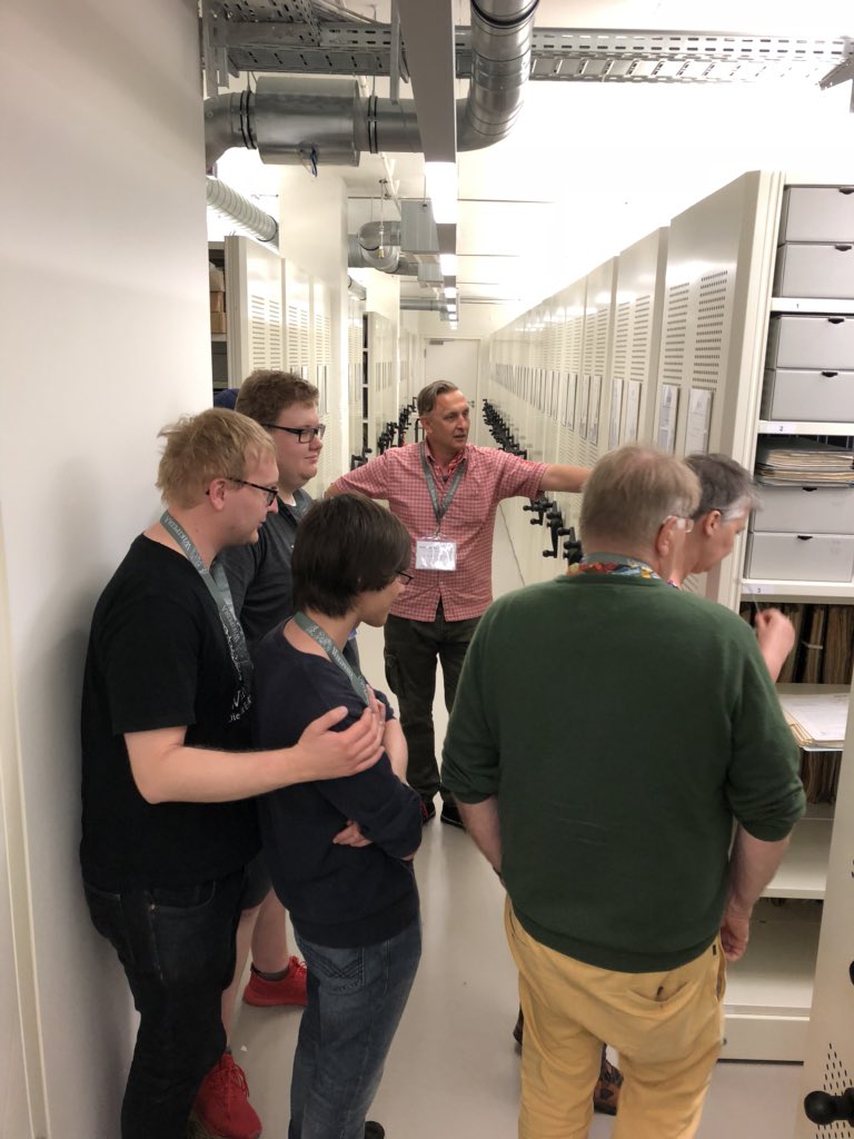 WikimediaDE's tweet photo. Führung durch das Archiv vom #spsgmuseum für #Wikipedia. Nichts ist schöner als das Original, aber die digitale Verfügbarkeit ist auch eine gute Möglichkeit um Kulturgut für alle zugänglich zu machen. #openGLAM in #Potsdam. https://t.co/AAmQkwCfZ2