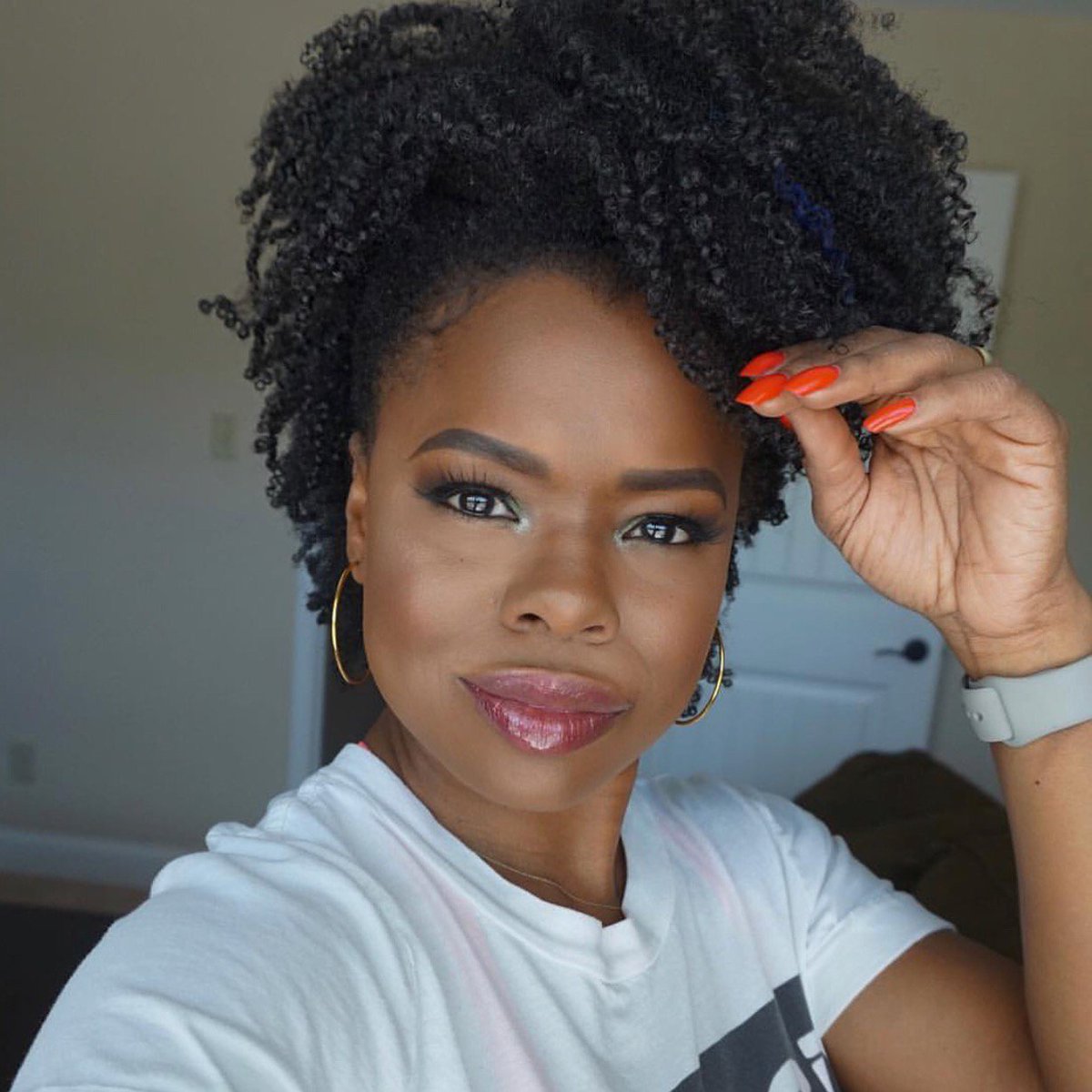 huenoir's tweet image. Celebrating #TBT with some amazing Hue Noir selfies🙌🏾🔥 Who remembers this gorgeous beat by @themariaantoinette? Rocking our True Hues Flawless Foundation in shade #Hazelnut! Tap the photo to see which other products she used💛 #BeautyInColor