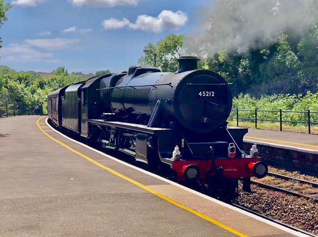 The #WestCoastRailway #45212 chugging through #Cogan station. 🚂
.
.
.
#Steam #SteamTrain #SteamLocomotive #SteamLoco #Locomotive #Train #SteamEngine #TrainPhotography #BlueSkies #ChooChoo! ift.tt/2JBqjMO