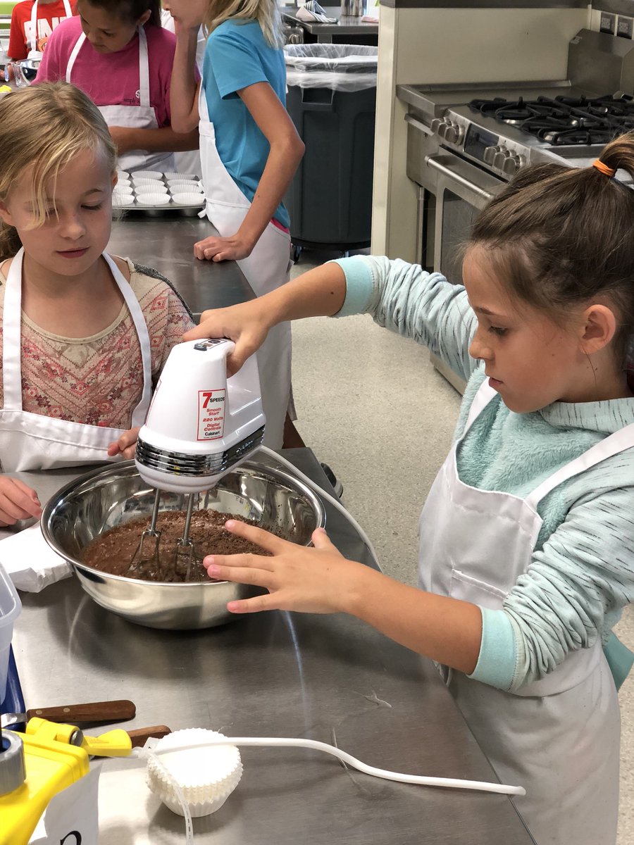 ShelbyMuha26's tweet photo. Were ready to open the first Bake Shop operated by soon-to-be 4th and 5th graders! #owlcupcakes #facscamp #nolickingthefingers https://t.co/krtFT2ZH0L
