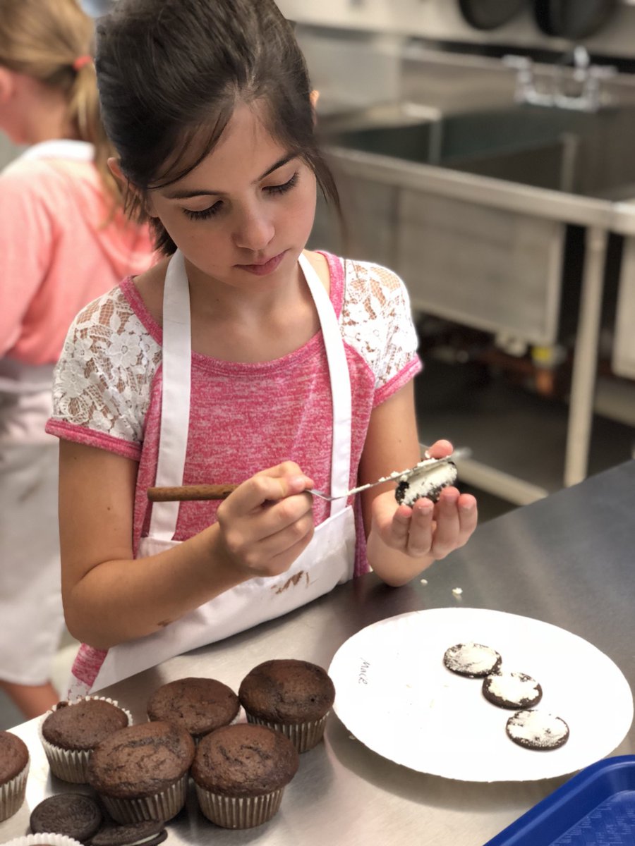 ShelbyMuha26's tweet photo. Were ready to open the first Bake Shop operated by soon-to-be 4th and 5th graders! #owlcupcakes #facscamp #nolickingthefingers https://t.co/krtFT2ZH0L