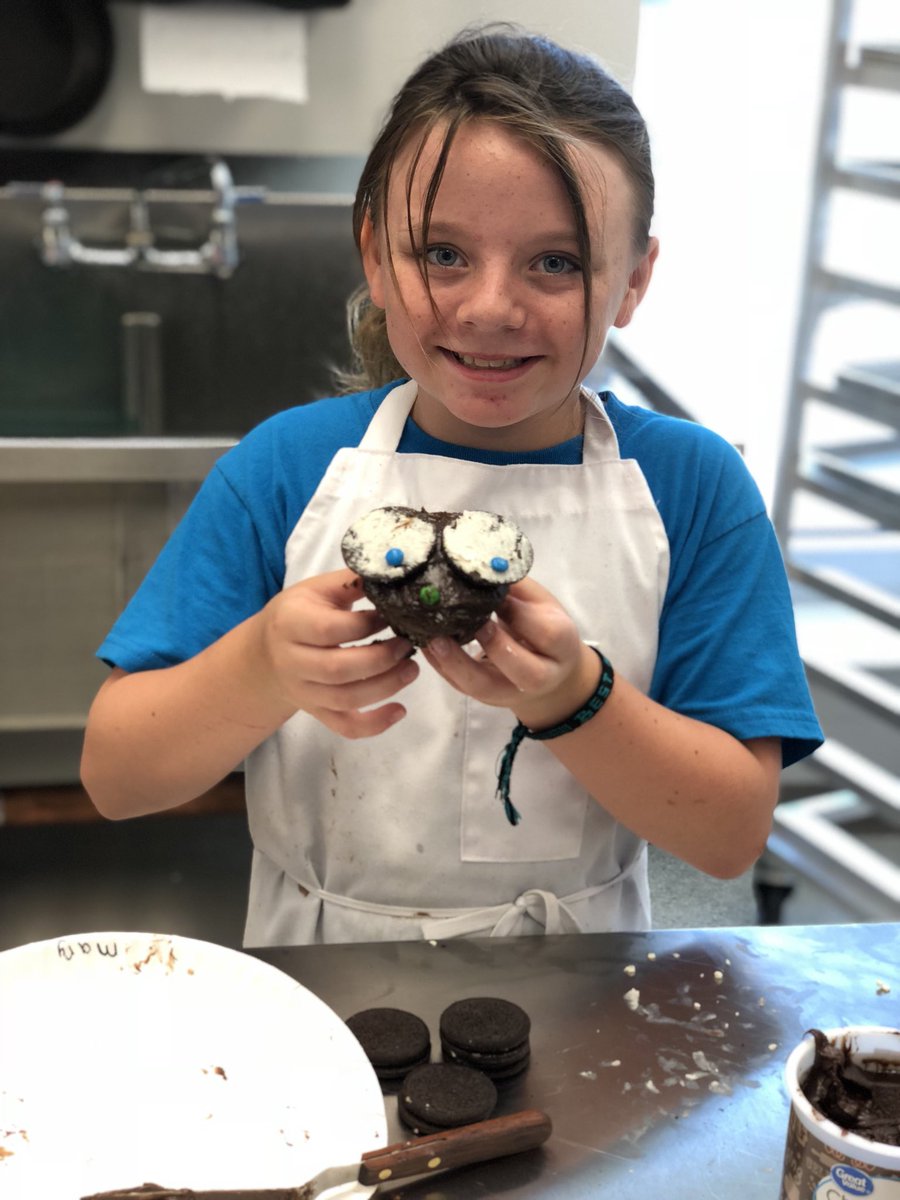 ShelbyMuha26's tweet photo. Were ready to open the first Bake Shop operated by soon-to-be 4th and 5th graders! #owlcupcakes #facscamp #nolickingthefingers https://t.co/krtFT2ZH0L