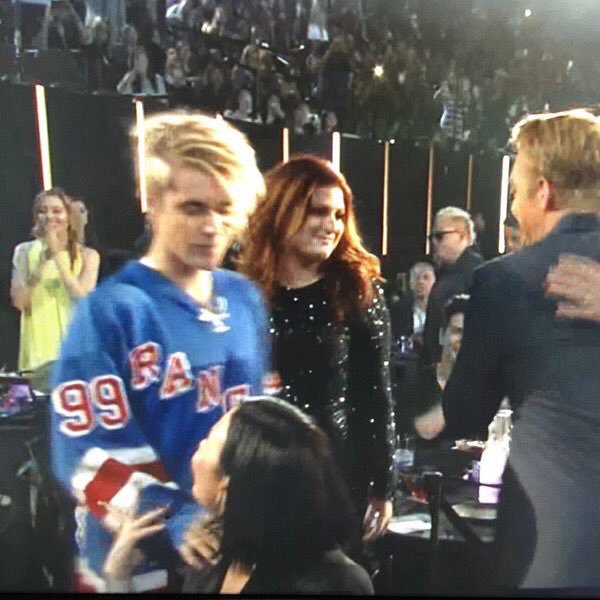 drewllovato's tweet image. obrigada iheart music awards 2016