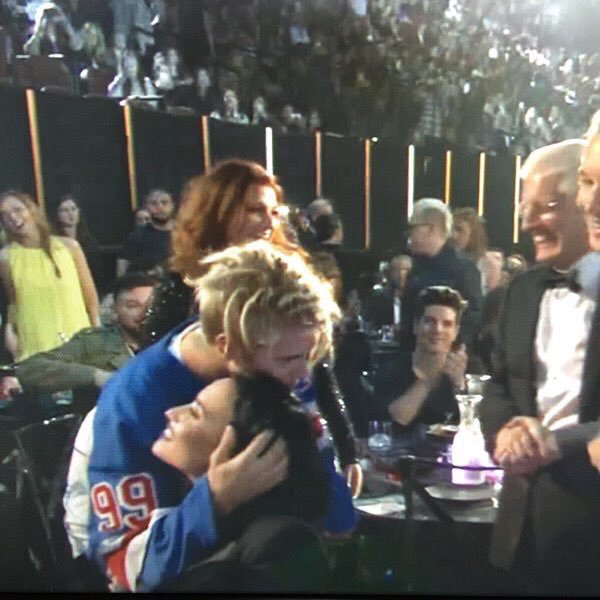 drewllovato's tweet image. obrigada iheart music awards 2016