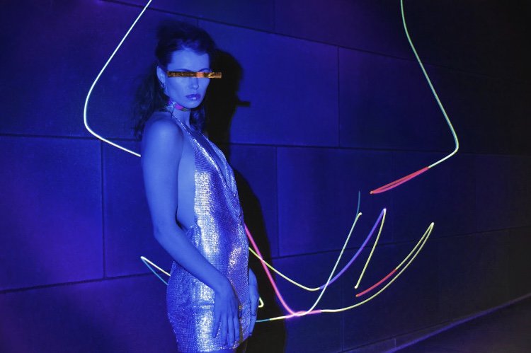 my71mag's tweet photo. “How shall the new environment be programmed?” - #THX1138 (1971) 🤖👽Visit our #alienworlds: https://t.co/NSej29zwIv (#71Magazine p134)
Photography: @LightlinkLights
Model: Abbie Thompson
Makeup: @crystalmagic777
Hair: Audrey Nicole
Stylist: Mary Belcher
Lasers: @wickedlasers https://t.co/4jOh2iuSBC