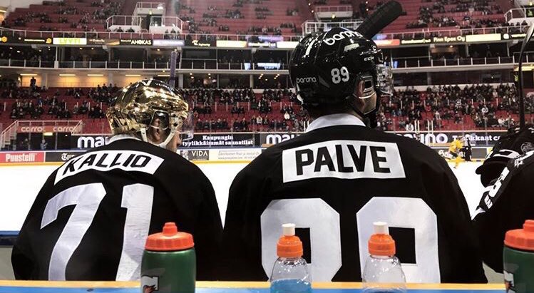 Talvella ei meinattu mahtua samaan jäähalliin, ja keväällä yhtäkkiä pelattiin samassa ketjussa. Crazy how life works.. Oli etuoikeus päästä pelaamaan samassa joukkueessa! #HCTPS