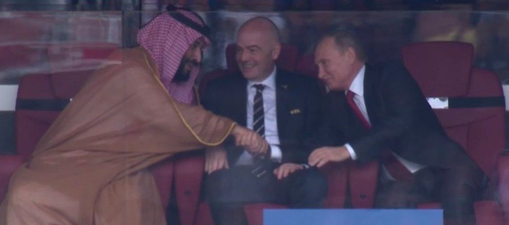 maitrepv's tweet photo. - Tu vois Vladimir, j'ai dit �� mon équipe : "vous tapez dedans comme si c'était les droits de l'homme".
- Et moi je leur ai dit : "sinon vous finirez comme le ballon". https://t.co/3K3o23WOZn