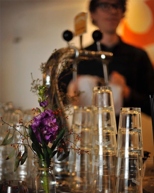 Wij zijn op zoek naar vakantiekrachten voor in de bediening van ons gezellige (bio) restaurant! Stuur je CV en een leuke motivatie naar info@aangenaametenendrinken.nl. Wellicht tot snel!