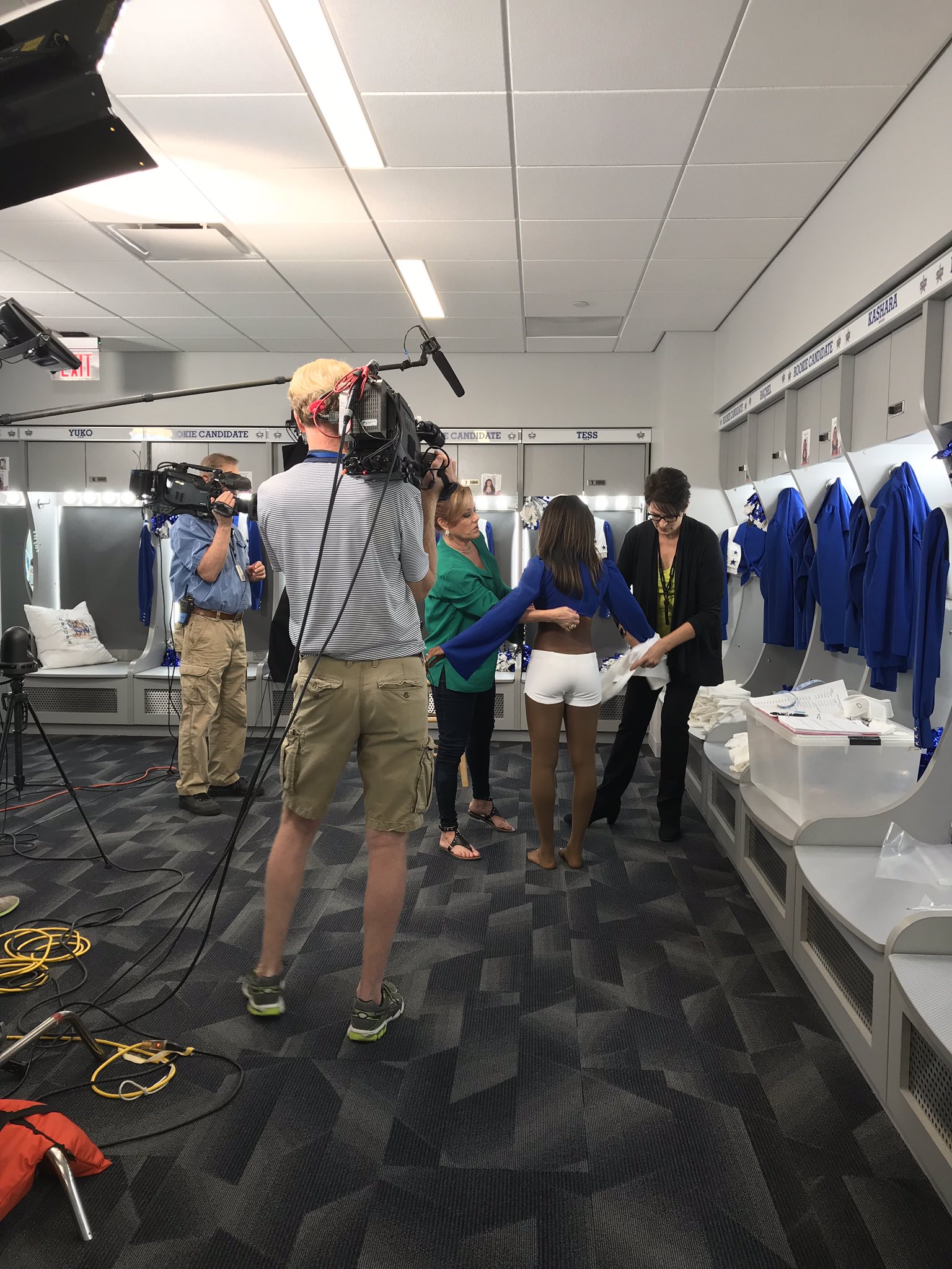 dallas cowboys cheerleaders uniform fitting