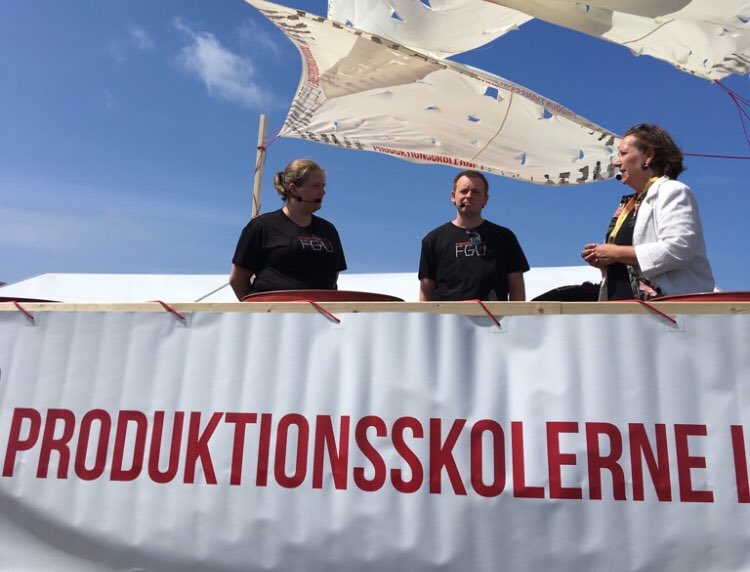 psf_nu's tweet photo. Hvad skal vi kalde jer, spørger @lonefolmer i samtalen med to elever fra Silkeborg Prod.højskole... Vi er fightere, lyder svaret #fmdk #fighter #klogehænder https://t.co/IovALixDID