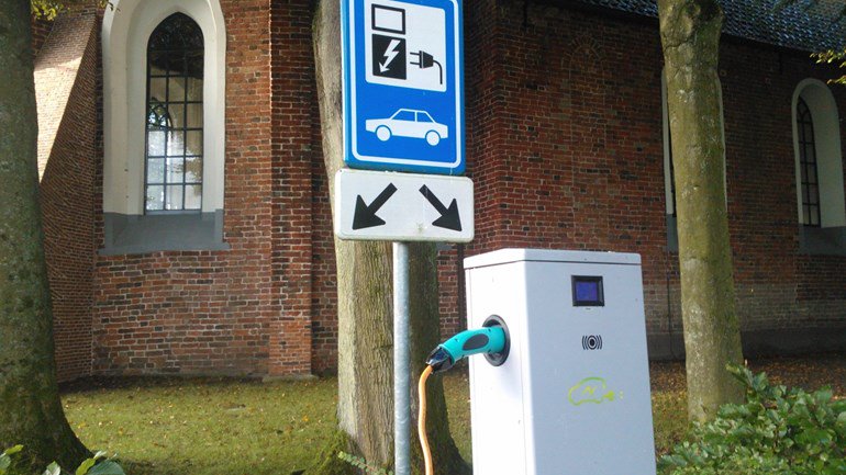 Er komen duizend laadpalen in Drenthe en Groningen bij voor elektrische auto's. Beide provincies en gemeenten sluiten hiervoor een samenwerkingsovereenkomst voor plaatsing en de exploitatie rtvd.nl/jAr1