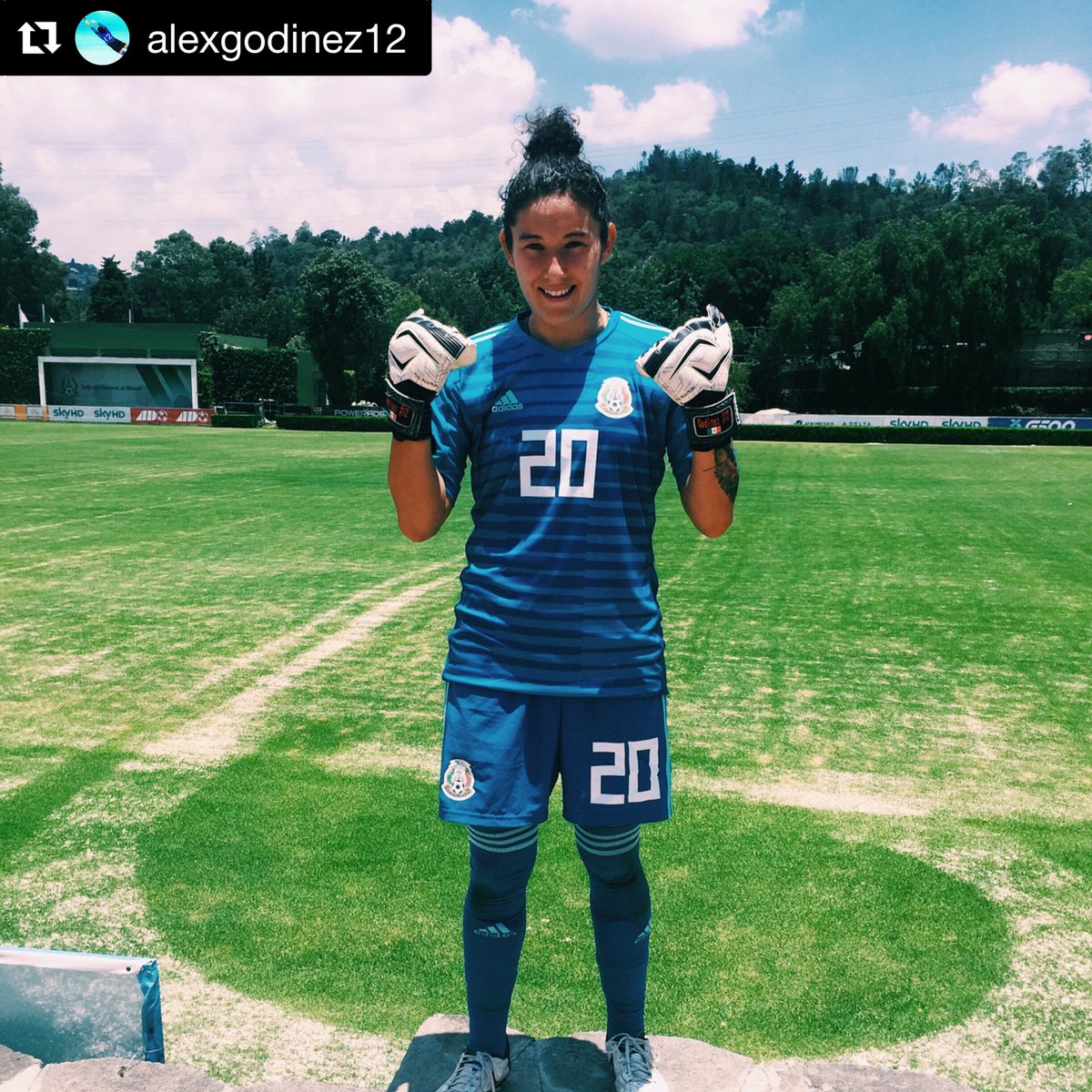 BracksMX's tweet photo. La crack de @TuzosFemenil @GodinezAlex 🔝🔥 con sus @InsanityGloves en una colaboración entre @keepersdepot pensando en Brand Exposure ⬅️ | Únete y consigue patrocinios 📲 https://t.co/OI7YEzpeBD https://t.co/bDVFC4Trcr