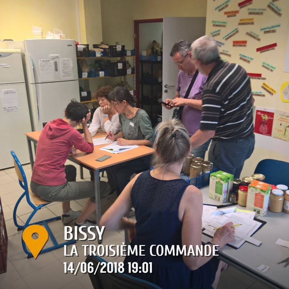 Depuis le grand nettoyage supplémentaire, hier, et désormais en réception de produits et confection de paniers -en vue de demain et samedi-, il y aura constamment ici de huit à dix personnes. Les équipes se relaient au moins 12h/24