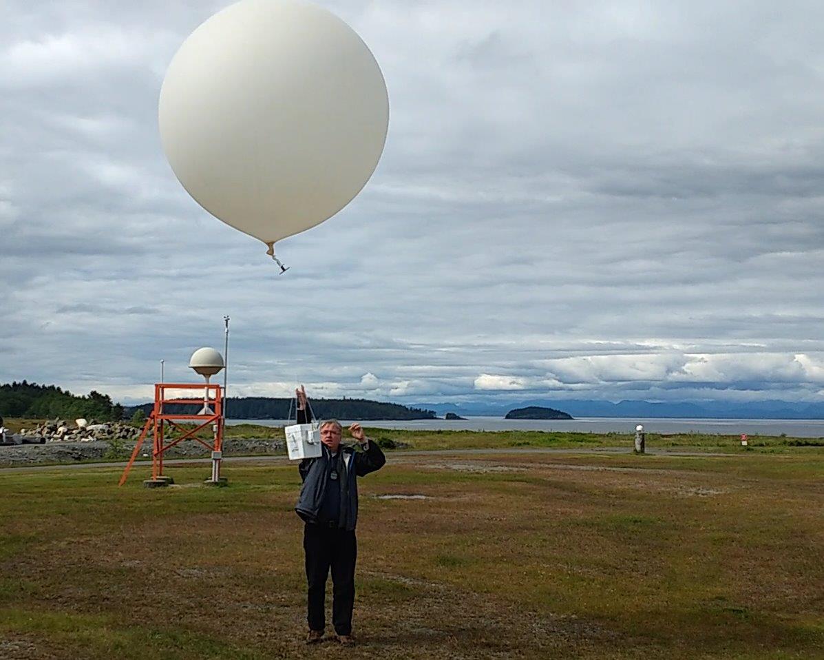 B_Vigneault's tweet image. Back on the west coast! First ozonesonde launch yesterday from the Port Hardy station for the monitoring of stratospheric ozone and the delivery of the #UVindex forecasts (thanks to #ECCCSci Jonathan Davies for the relocation from Kelowa and photo Jim Beal ECCC-MSC).