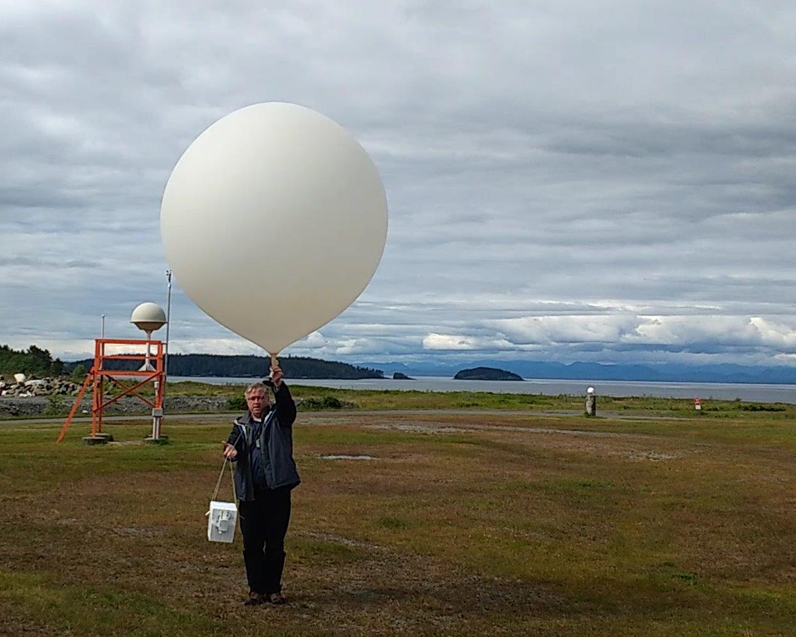 B_Vigneault's tweet image. De retour sur la côte ouest! Premier lancement d’ozonosondes hier à la station de Port Hardy pour la surveillance de l&apos;ozone stratosphérique et la livraison des prévisions #UVindex (Merci à #ECCCSci Jonathan Davies pour la relocalisation de Kelowa et photo Jim Beal ECCC-MSC).