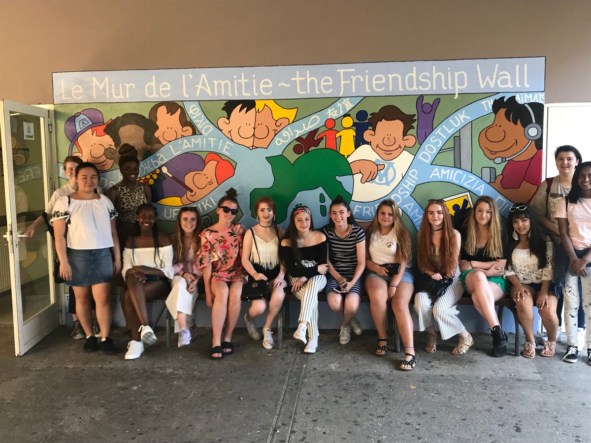 Holyrood_MLangs's tweet photo. Les filles Holyrood “on tour”
#Aixchange #l'amitié https://t.co/rwQfQRgGnF