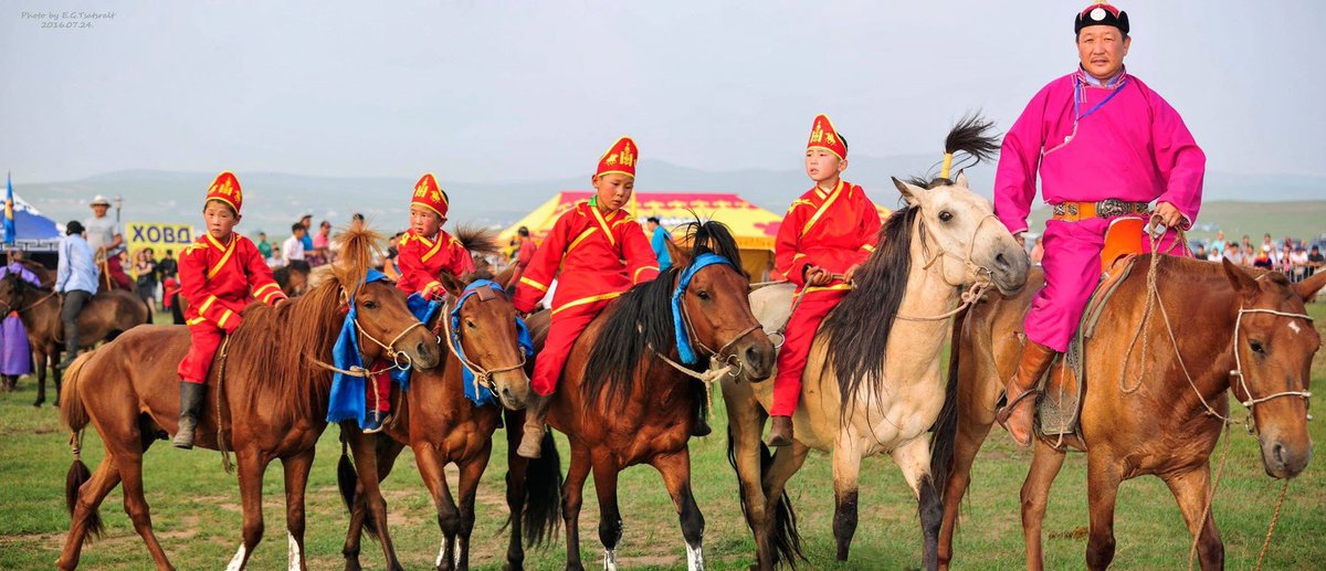 Удахгүй үндэсний их баяр наадмаар стадионд уралдаанч хүүхдүүд маань <a href="/hongoroo84/">khongoroo</a> -гийн урласан бүтээлээр ингээд гоёоод ороод ирнэдээ Мундаг шүү гоё өнгөлгөөр энэ жилийн өмсөглөө урлаарай