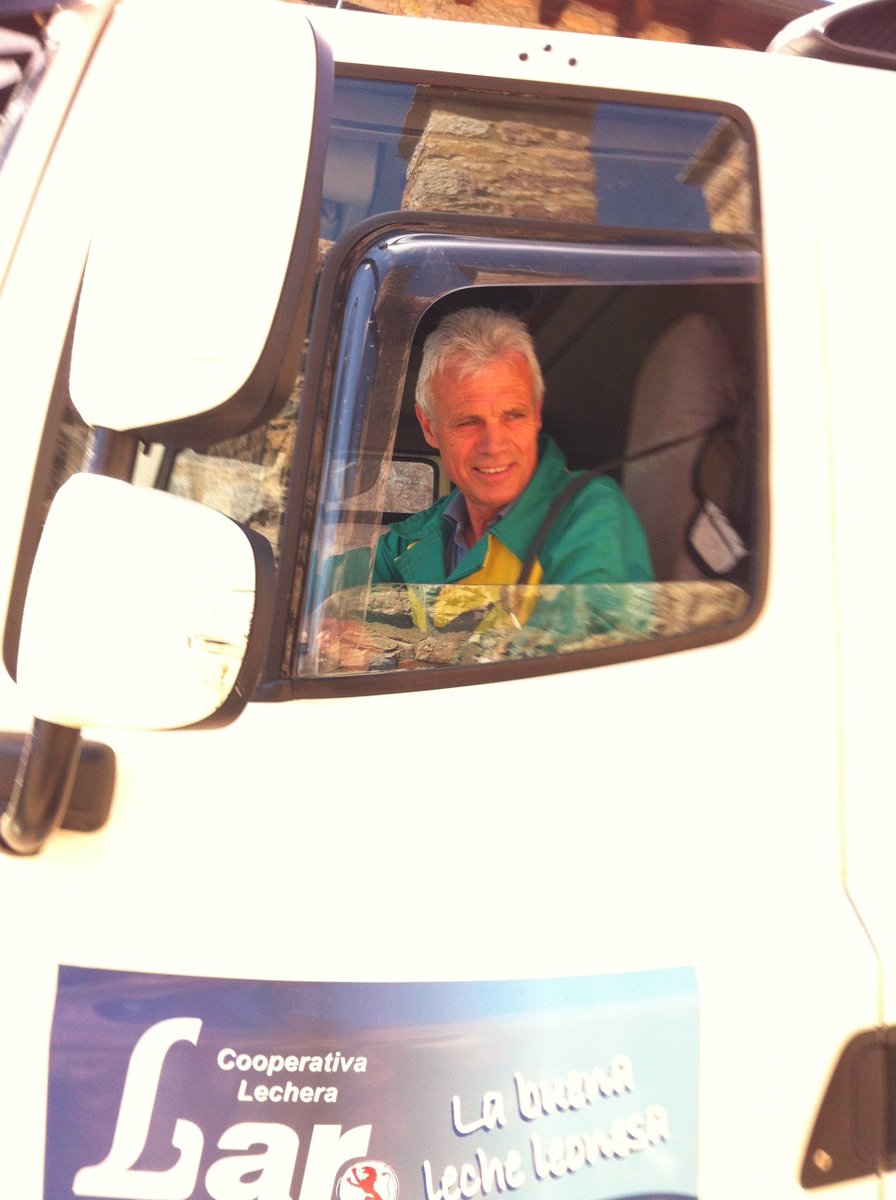 lecheLAR's tweet photo. Desde las montañas de León hasta tu mesa.. estamos orgullosos de  contribuir con el desarrollo ganadero de la provincia de León. Felipe,  nuestro transportista, recogiendo la leche pueblo a pueblo en Babia para  que disfrutes del sabor único y cercano de la Leche LAR🥛😋 https://t.co/IZe7barziI