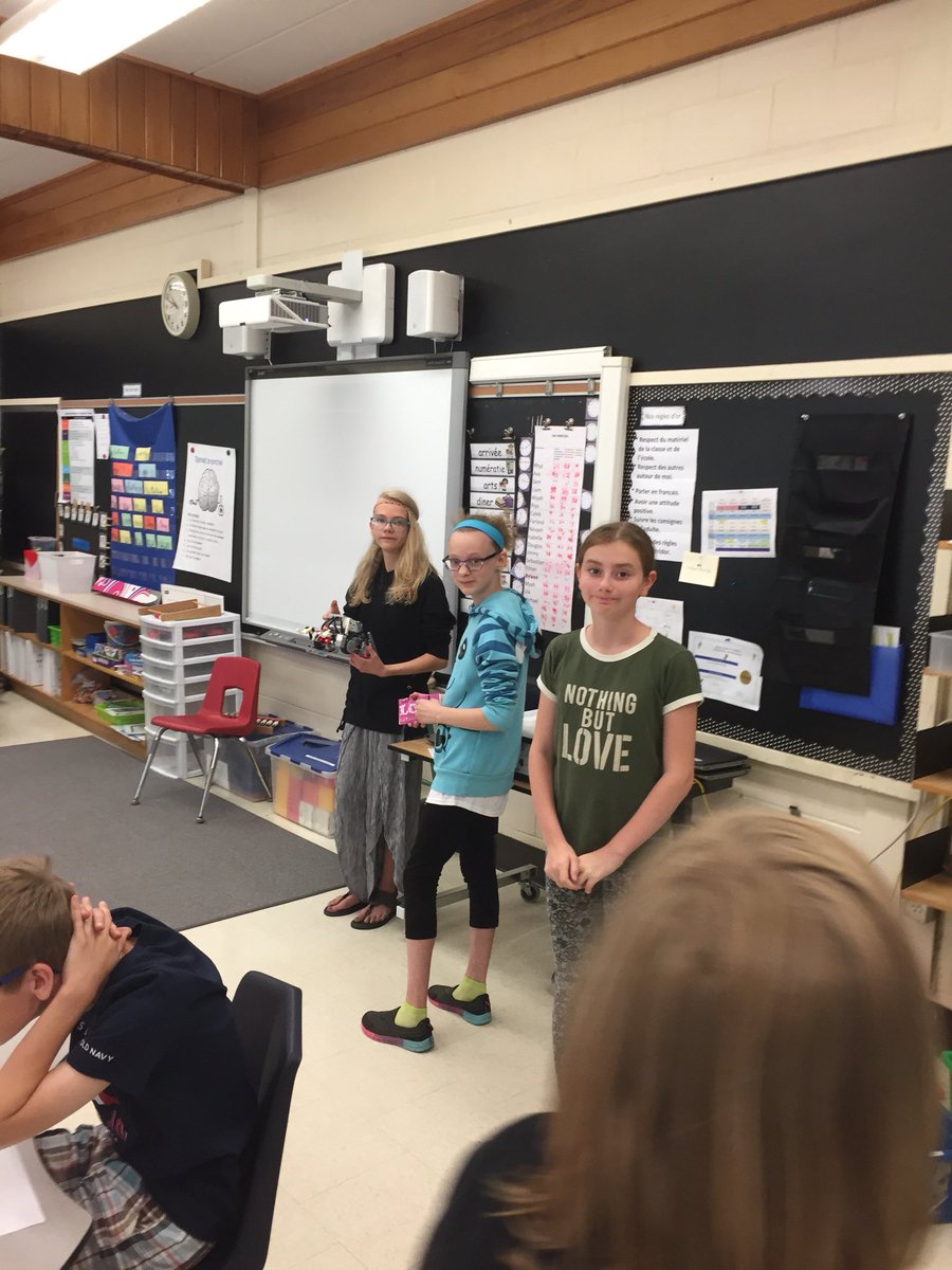 paulcook501's tweet photo. Les élèves de la 7e année de @ESLeCaron @CSViamonde se sont rendus à Saint-Joseph pour présenter le Programme d’Excellence en Robotique aux élèves de tous les niveaux. https://t.co/kTti4XnKxy