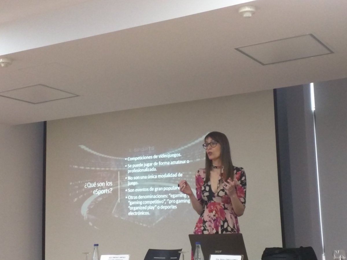 carina211's tweet photo. Qué son los #esports? Son competiciones de #videojuegos, y no tienen por qué ser del género deportivo, nos lo cuenta Silvia Lopez @CatedraTecnoEdu @ULL_media https://t.co/MEyxeCfZUr