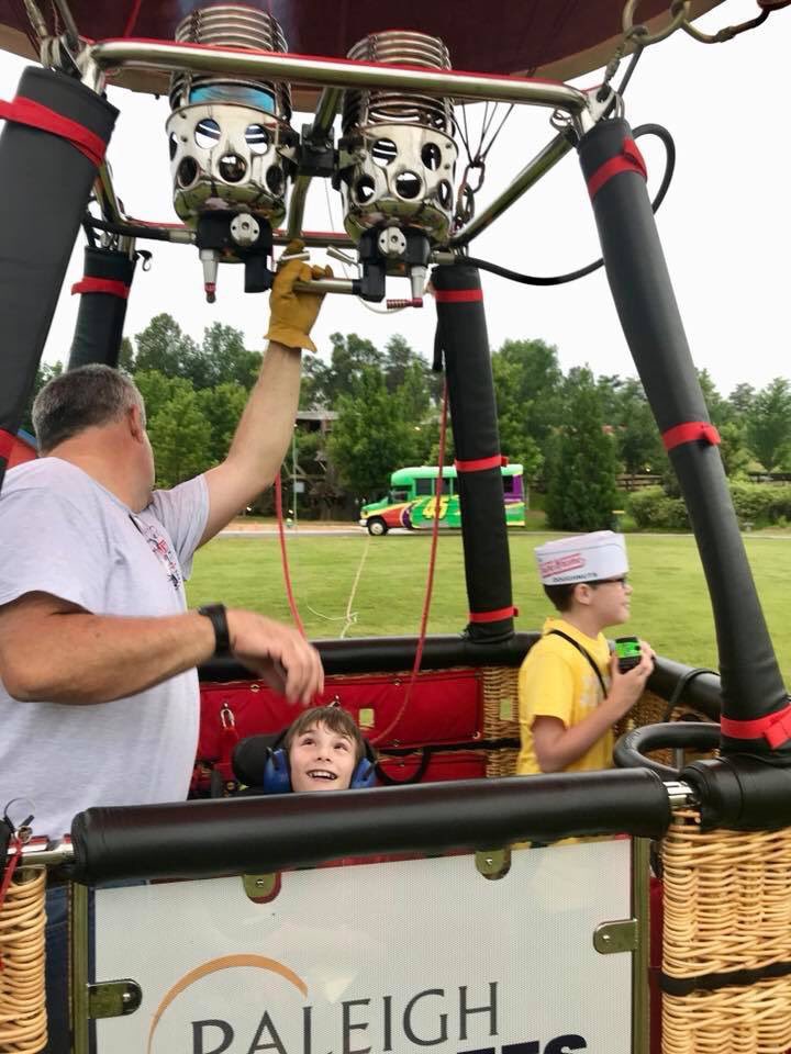 USABalloonFest's tweet photo. A great day for our #ProjectUpliftUSA volunteer pilot &amp; crew at #VictoryJunctionCamp. This place &amp; this balloon team runs on smiles! Part of our mission is to provide adaptive balloon experiences to children &amp; #military families living with mobility challenges. Join us! https://t.co/aJ7FqVWWMn