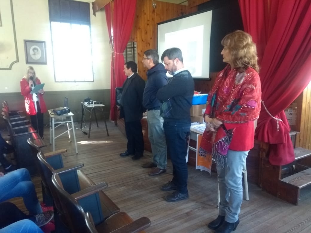 SecEnergiaER's tweet photo. Programa de Educación para Uso Responsable de la Energía 
La Secretaria de Energía entregó hoy los premios correspondiente al concurso “La Energía un valioso recurso” Escuela Nº 3 Justo José de Urquiza de Concepción del Uruguay. Con la presencia de Ing. Jorge González. https://t.co/6kwJVzedXK