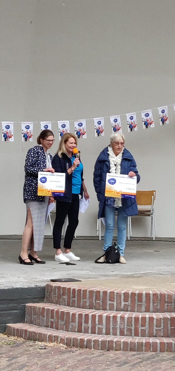 MulderArno's tweet photo. Allemaal blije mensen bij de uitreiking van de cheques bij de clubkas campagne @RaboKvNH https://t.co/g5eKs1bMsI
