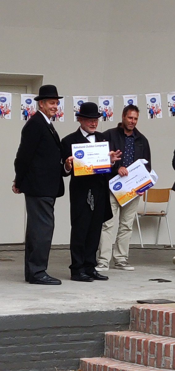 Allemaal blije mensen bij de uitreiking van de cheques bij de clubkas campagne @RaboKvNH