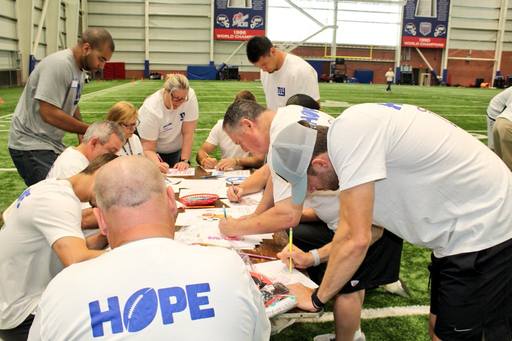 GiantsCRDept's tweet photo. Over 1,000 bags of donations were stuffed and shipped to @MSPNY by the entire @Giants front office staff, coaches and players yesterday at #QuestDX 📦➡️ #NYGintheCommunity #FootballisFamily #GiantsFamily https://t.co/ogAYpFtVxr