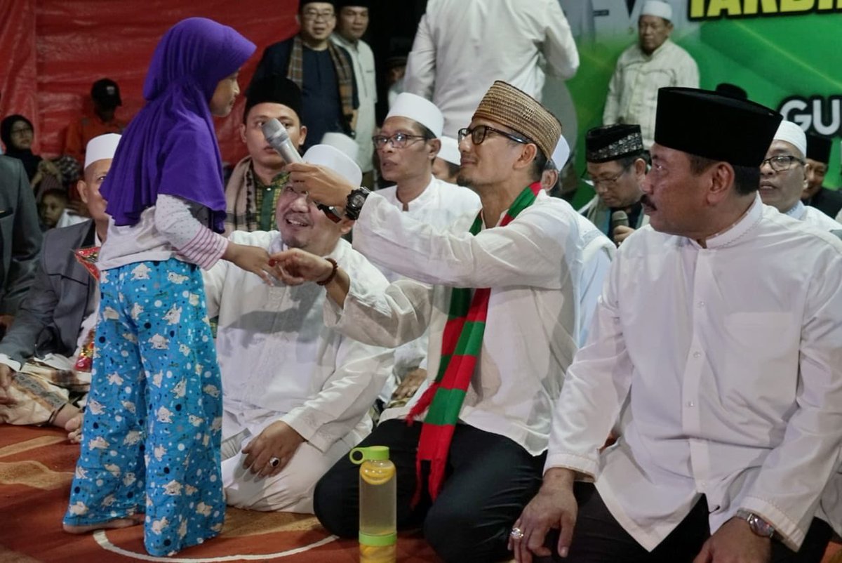 Malam ini saya beserta Pak Gubernur <a href="/aniesbaswedan/">Anies Rasyid Baswedan</a> melakukan Takbir Akbar dan mengunjungi beberapa tempat yang sedang merayakan malam takbiran. Gema Idul Fitri menyambut hari kemenangan sangat terasa. Masya Allah..