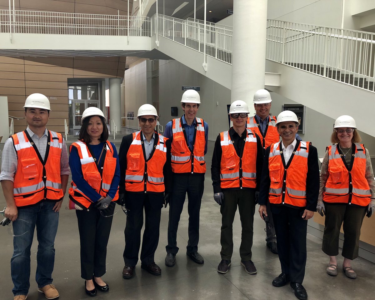 RodriguezPhDMBA's tweet photo. Really enjoyed spending time with Drs. Brian Druker, Director @OHSUKnight and Karin Rodland, lead for @NIH programs at @PNNLab. Nice! - #proteogenomics being implemented in #leukemia research. Impressive tour of @OHSUNews Knight Cancer Inst res bldg. #Cancer #teamscience @LLSusa https://t.co/Rsc4niiHG7