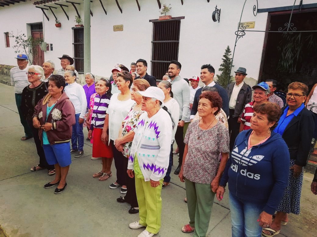 RomanZZaMusic's tweet photo. #tbt en #Ragonvalia grabando videoclip de #AunLadoLasHeridas, gracias a toda la gente por su gran calidad humana, los llevamos en el ❤ https://t.co/U74asp1xmJ