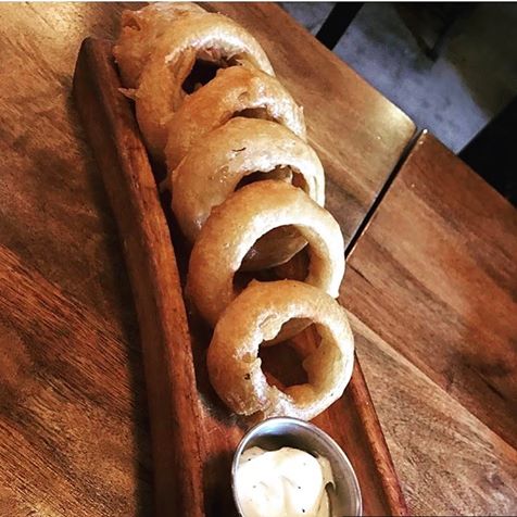 meatdistrictco's tweet photo. Thirsty Thursday calls for Happy Hour from 3-6pm! Treat yourself to mouthwatering wings, crispy onion rings, and fries- with a beer or two! 

#pasadenaeats #foodiela #thirstythursday #happyhour #munchies https://t.co/FPZQjivSHf