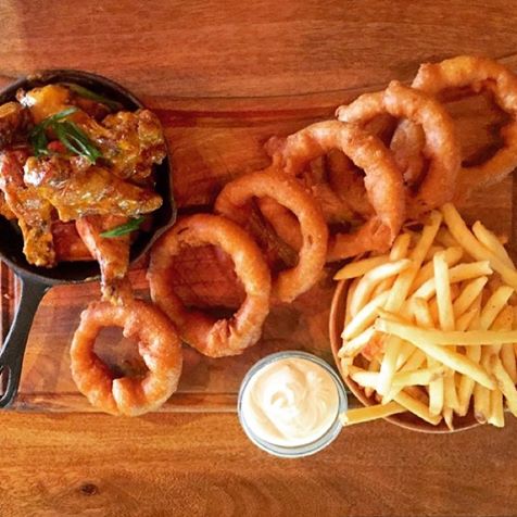 meatdistrictco's tweet photo. Thirsty Thursday calls for Happy Hour from 3-6pm! Treat yourself to mouthwatering wings, crispy onion rings, and fries- with a beer or two! 

#pasadenaeats #foodiela #thirstythursday #happyhour #munchies https://t.co/FPZQjivSHf