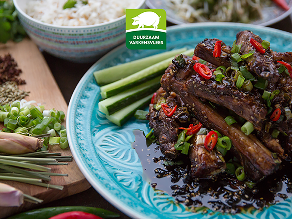 Geen weer voor een BBQ, maar wel zin in spareribs? Deze smaakvolle sticky ribs van Duurzaam Varkensvlees met een exotisch tintje zijn heerlijk in combinatie met een frisse salade van taugé en komkommer! Eet Smakelijk!📷🍴ow.ly/Rgot50hFldH