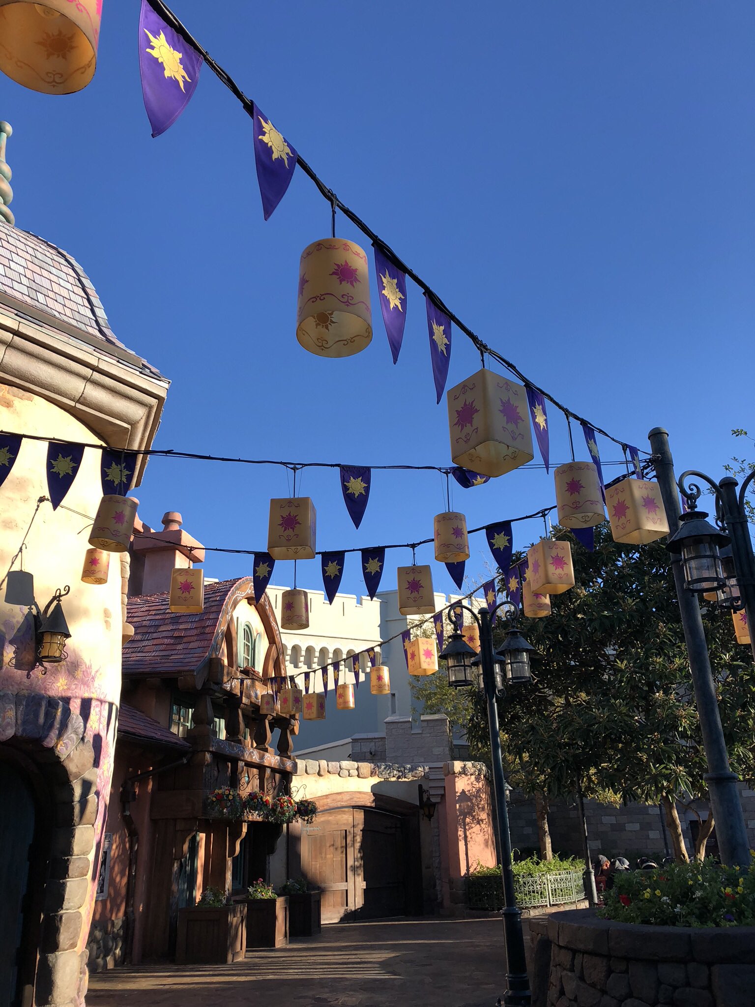 Jiji妻 ディズニーシーが新エリア増設を発表したので懐かしくなって 12月に行ったフロリダのwdwの写真見直しちゃった ラプンツェルエリア可愛かったなー日本にできるの楽しみ Wdw ディズニーシー Disneysea ディズニー新エリア ラプンツェル