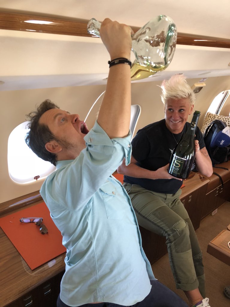 getting in shape for my "#Spanish Wine for Millionaires" #fwclassic event tomorrow by porron-ing #Champagne <a href="/SalonDelamotte/">Champagne Delamotte et Champagne Salon</a> 1999, with the assistance of the great chef <a href="/AnneBurrell/">Anne Burrell</a> - only in #Aspen - ❤️ for #Spain 🇪🇸 #France 🇫🇷 &amp; #Colorado ⛰