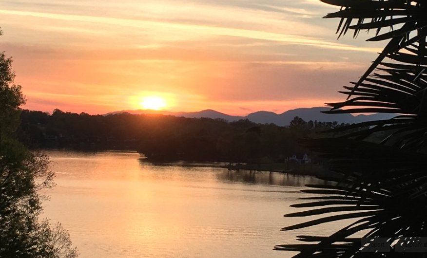 BowensLandingSC's tweet image. Here's a great spot to pretend that it's #Friday 
.
.
.
#BowensLanding #InmanSC #InmanEats #SCEats #ExploreSC #Foodies #FoodPhotos #FoodPics