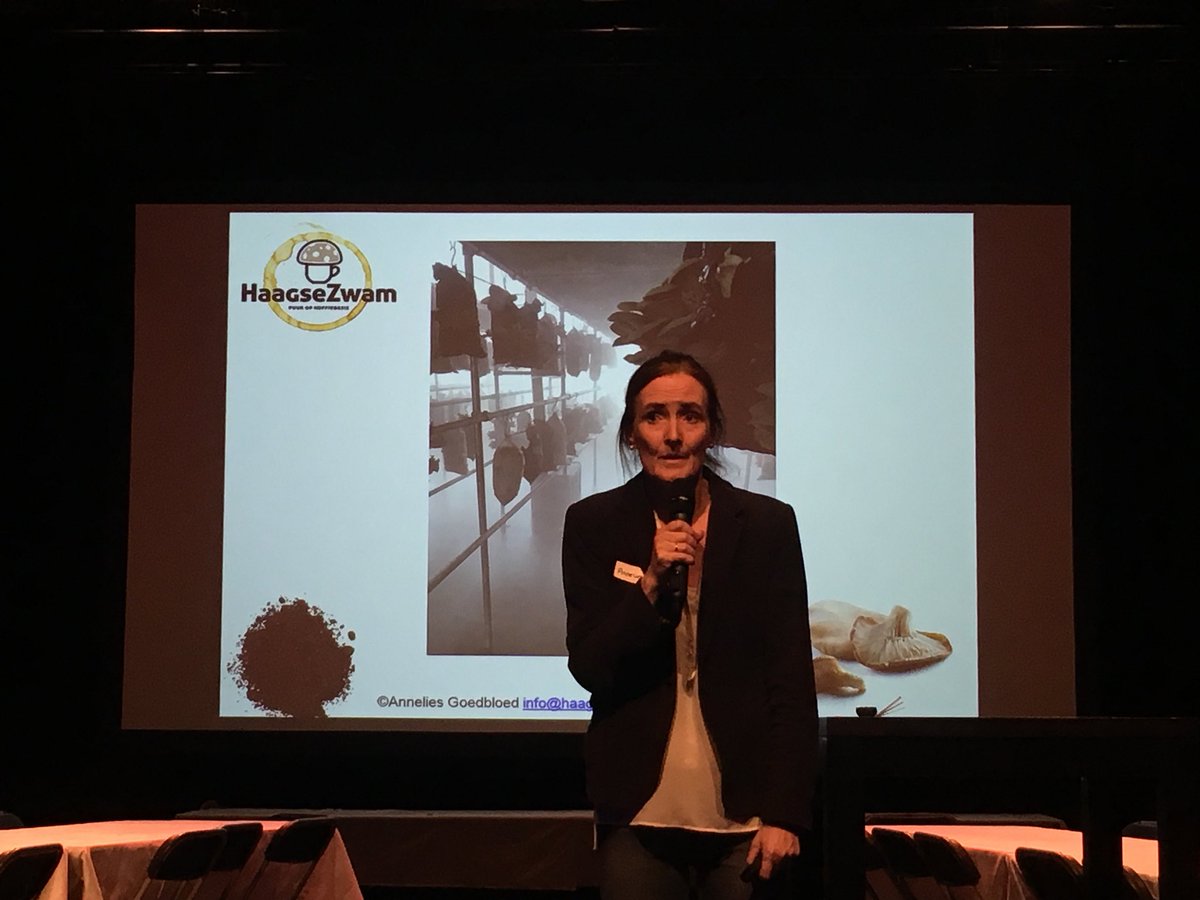 yth_academy's tweet photo. Nederlanders importeren jaarlijks 250 miljoen kilo koffie. Haagse Zwam wil 50.000 kilo koffie ophalen om oesterzwammen te kweken op koffiedik. Hoe mooi: voedsel kweken met afval! #awesome #afval #geenverspilling https://t.co/f4TDf4nSC7