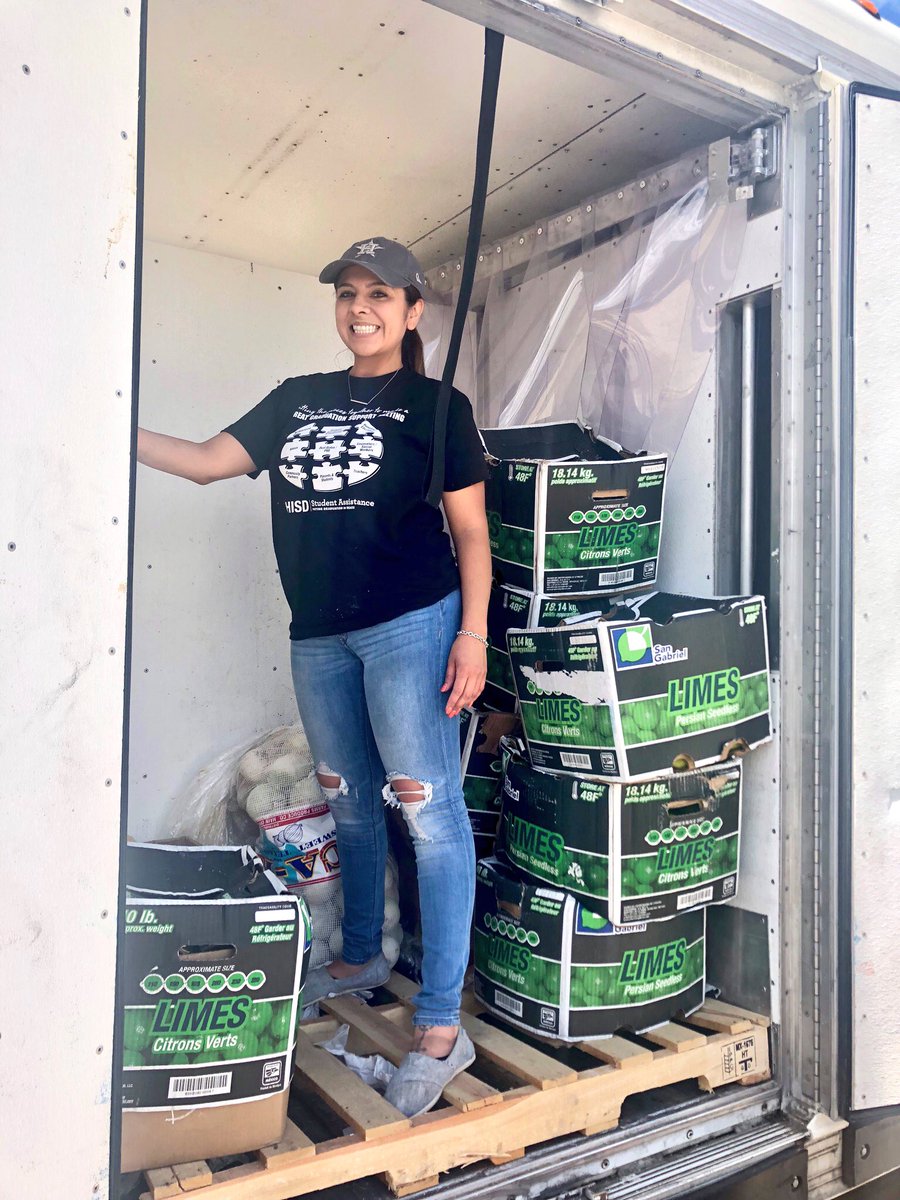 JHebert_HISD's tweet photo. Milby Honor Society helpers working those community service hours!!! They are the sweetest group ever! Look @rosannagzmn and @MsMaggieRamon3 always putting in that extra work! @HISD_Wraparound #teameastend #teamwraparound #teamhisd #foodbankmobile https://t.co/qHL5hOSLwW