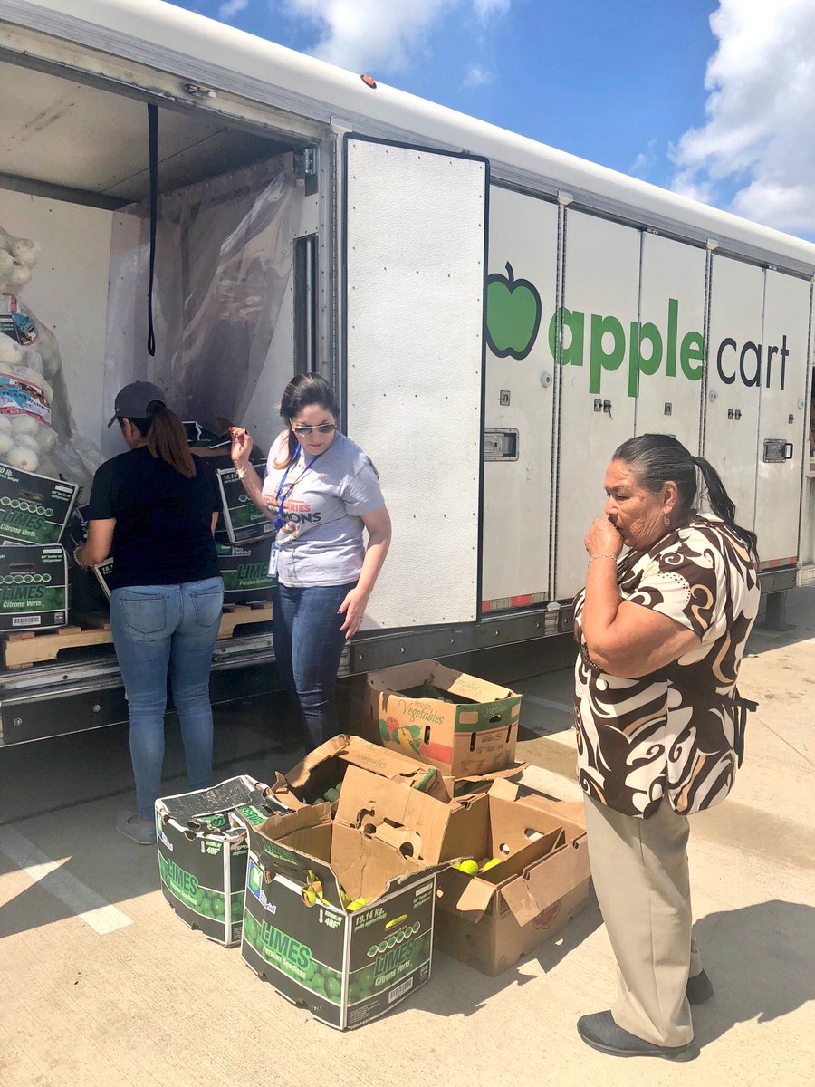JHebert_HISD's tweet photo. Milby Honor Society helpers working those community service hours!!! They are the sweetest group ever! Look @rosannagzmn and @MsMaggieRamon3 always putting in that extra work! @HISD_Wraparound #teameastend #teamwraparound #teamhisd #foodbankmobile https://t.co/qHL5hOSLwW