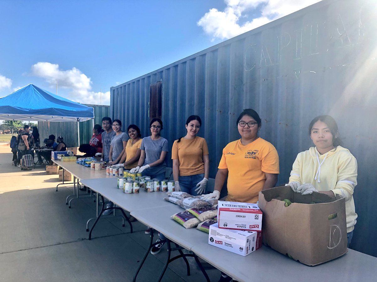 JHebert_HISD's tweet photo. Milby Honor Society helpers working those community service hours!!! They are the sweetest group ever! Look @rosannagzmn and @MsMaggieRamon3 always putting in that extra work! @HISD_Wraparound #teameastend #teamwraparound #teamhisd #foodbankmobile https://t.co/qHL5hOSLwW