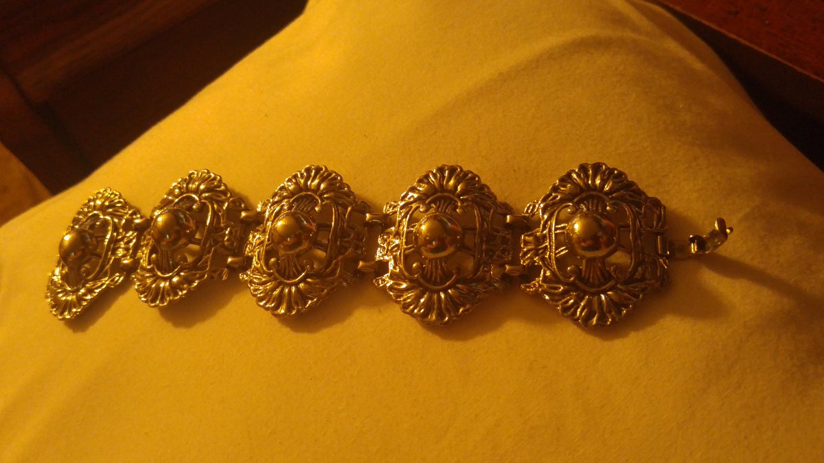 DivineFindsShop's tweet photo. Excited to share the latest addition to my #etsy shop: chunky silver vintage bracelet statement jewelry bracelets https://t.co/BffHmNBdqa #jewelry #bracelet #silver #no #women #snaplock #edwardian #bracelets #statementbracelets https://t.co/EaWdmCd17V